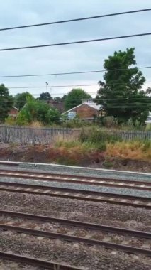 Luton Kasabası 'ndan geçen tren raylarının hava görüntüsü. Dikey ve Portre Biçimli Video Klibi İHA 'nın Kamerasıyla Yakalandı