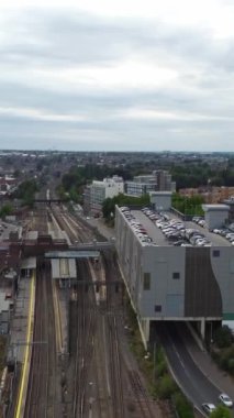 Luton Kasabası 'ndan geçen tren raylarının hava görüntüsü. Dikey ve Portre Biçimli Video Klibi İHA 'nın Kamerasıyla Yakalandı