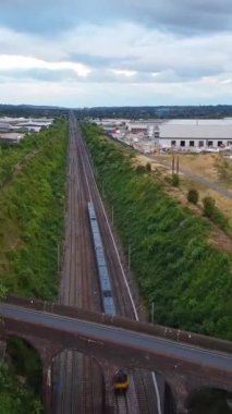 Luton Kasabası 'ndan geçen tren raylarının hava görüntüsü. Dikey ve Portre Biçimli Video Klibi İHA 'nın Kamerasıyla Yakalandı