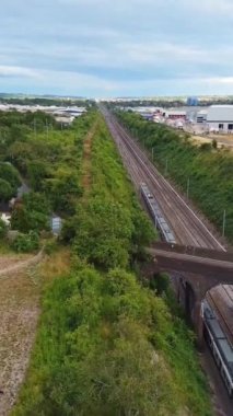 Luton Kasabası 'ndan geçen tren raylarının hava görüntüsü. Dikey ve Portre Biçimli Video Klibi İHA 'nın Kamerasıyla Yakalandı