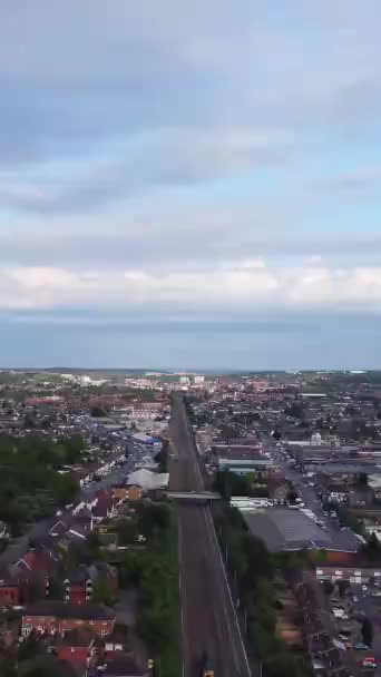 Luchtfoto Van Treinsporen Die Door Luton Town England Passeren Verticale — Stockvideo