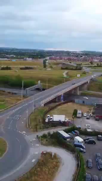 Luton Kasabası Ndan Geçen Tren Raylarının Hava Görüntüsü Dikey Portre — Stok video