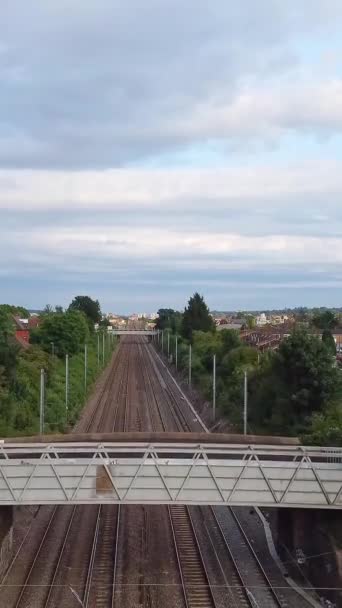 Εναέρια Πλάνα Των Σιδηροδρομικών Γραμμών Που Διέρχεται Από Luton Πόλη — Αρχείο Βίντεο