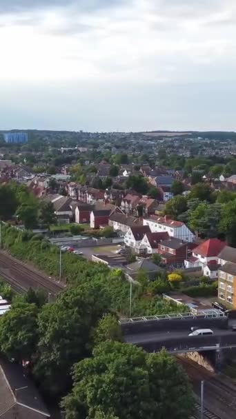 Воздушные Съемки Железнодорожных Путей Проходящих Через Лутон Англии Видеоклип Вертикальном — стоковое видео