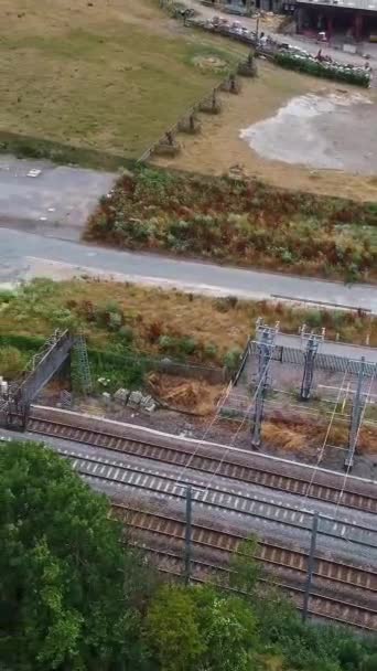 Aerial Footage Train Tracks Passing Luton Town England Vertical Portrait — Vídeos de Stock