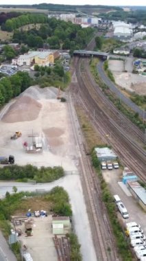 Luton Kasabası 'ndan geçen tren raylarının hava görüntüsü. Dikey ve Portre Biçimli Video Klibi İHA 'nın Kamerasıyla Yakalandı