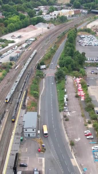 ルトン タウン イングランドを通過する列車トラックの空中映像 垂直およびポートレートスタイルのビデオクリップがドローンのカメラで撮影されました — ストック動画