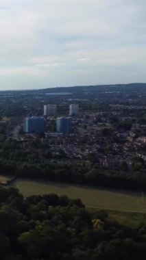 Drone 'un Luton City of England' daki Dikey ve Portre Tarzı