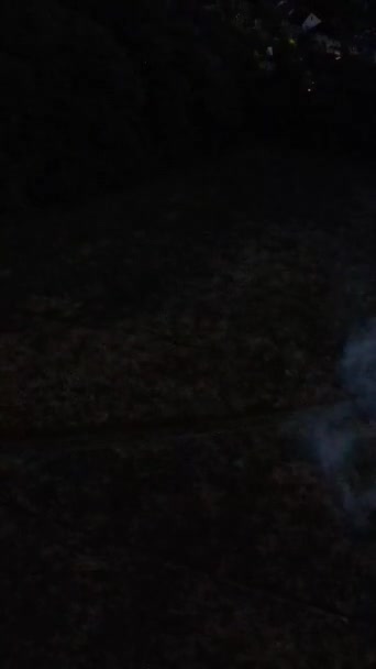 清冷的夜晚城市的空中拍摄 — 图库视频影像