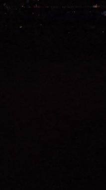 Açık ve Soğuk Gece 'de Şehrin Hava Görüntüsü