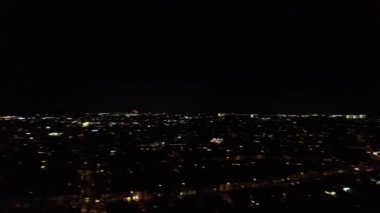 Açık ve Soğuk Gece 'de Şehrin Hava Görüntüsü