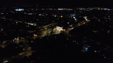 Açık ve Soğuk Gece 'de Şehrin Hava Görüntüsü