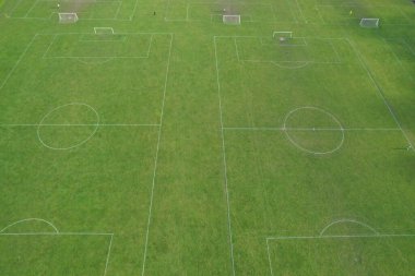 Yeşil çimenli futbol sahalarının havadan görünüşü 
