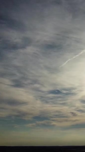 Вертикальный Вид Облака Над Британским Городом — стоковое видео
