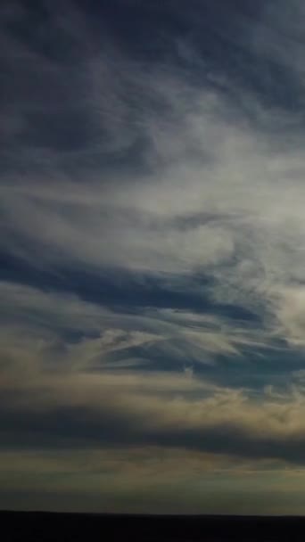 Vista Vertical Las Nubes Sobre Ciudad Británica — Vídeo de stock