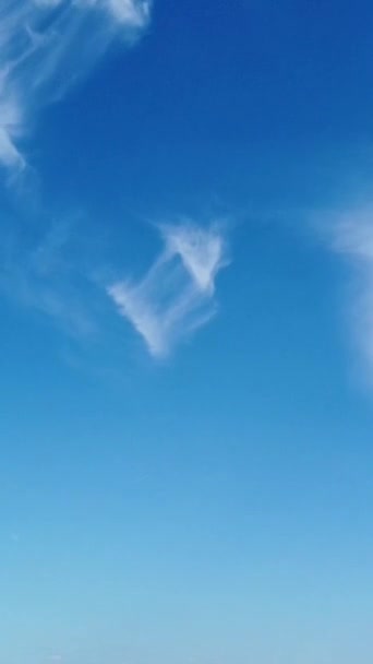 Verticaal Zicht Wolken Boven Britse Stad — Stockvideo