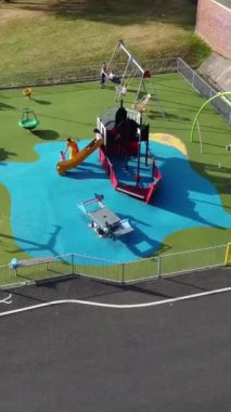 İngiltere 'nin Luton kasabasındaki yerel halk parkının yüksek açılı görüntüleri.