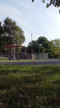 İngiltere 'nin Luton kasabasındaki yerel halk parkının yüksek açılı görüntüleri.