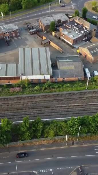 Letecké Záběry Vlaku Jedoucího Kolejích Přibližujícího Stanici Luton Leagrave Anglii — Stock video
