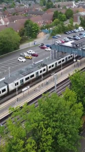 列车在轨道上行驶的航拍及接近英格兰卢顿麻风病人站 — 图库视频影像