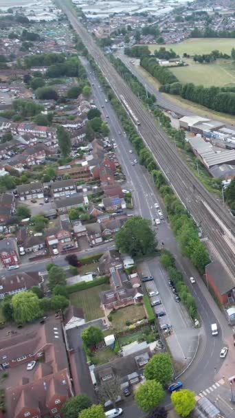 軌道上を移動し イングランドのルトン リーグラーヴ駅に接近する列車の空中映像 — ストック動画