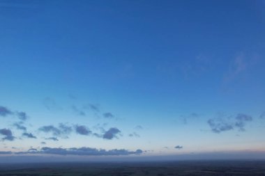 İngiltere üzerindeki Şehir ve Bulutların Hava Görüntüsü