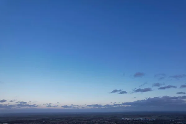 Céu Azul Bonito Com Poucas Nuvens Sobre Cidade Hora Pôr — Fotografia de Stock