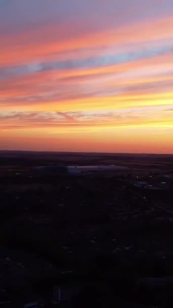 イングランドのルトン市の高角度映像 撮影は日没時に行われた — ストック動画