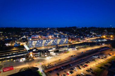 İngiltere 'nin İngiliz kenti İngiltere' deki konutların ve şehir merkezinin havadan görüntüsü