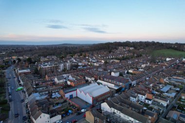 İngiltere 'nin İngiliz kenti İngiltere' deki konutların ve şehir merkezinin havadan görüntüsü