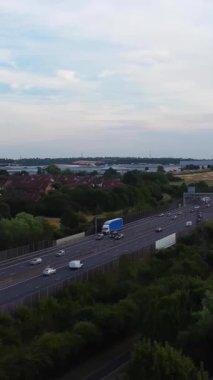 İngiltere 'de İngiliz Karayolları ve Trafik Yüksek Açı Hava Görüntüsü