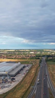 İngiltere 'de İngiliz Karayolları ve Trafik Yüksek Açı Hava Görüntüsü