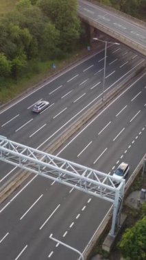 İngiltere 'de İngiliz Karayolları ve Trafik Yüksek Açı Hava Görüntüsü