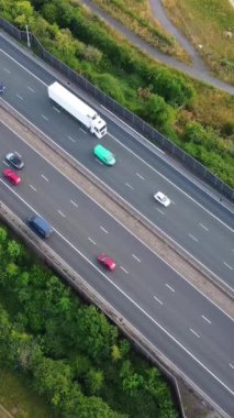 İngiltere 'de İngiliz Karayolları ve Trafik Yüksek Açı Hava Görüntüsü