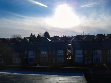 Evlerin ve Mavi Gökyüzünün Hava Görüntüsü