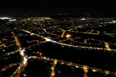 Geceleri ışıklı şehrin havadan görünümü