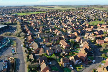 Soğuk ve güneşli bir günde şehrin havadan görünüşü  
