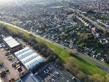 Luton şehrinin açık güneşli bir kış gününde hava görüntüsü, Birleşik Krallık 