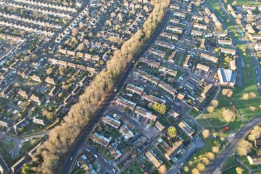 Soğuk ve güneşli bir günde şehrin havadan görünüşü  