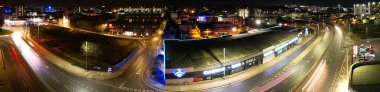 İngiltere, İngiltere, LUTON - 20 HAZİRAN 2023: Aydınlatılmış İngiliz Gece Kenti. Gece İşletmelerle Yol ve Trafik Hava Görüntüsü. Drone 'un Kamera Görüntüsü 