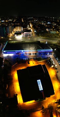 İngiltere, İngiltere, LUTON - 20 HAZİRAN 2023: Aydınlatılmış İngiliz Gece Kenti. Gece İşletmelerle Yol ve Trafik Hava Görüntüsü. Drone 'un Kamera Görüntüsü 