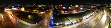 İngiltere, İngiltere, LUTON - 20 HAZİRAN 2023: Aydınlatılmış İngiliz Gece Kenti. Gece İşletmelerle Yol ve Trafik Hava Görüntüsü. Drone 'un Kamera Görüntüsü 