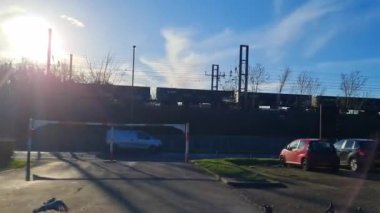 BİRLİK KINGDOM, ENGLAND, LUTON - 18 HAZİRAN 2023: Leagrave Tren İstasyonu yakınlarındaki yerel bir otoparkta kuş sürüsü besleniyor ve uçuyor. Yavaş Hareket 