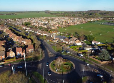 BİRLİK KINGDOM, LUTON - 18 HAZİRAN 2023: Luton Town, İngiltere 'deki Yüksek Açı Mimari ve Karayolları Görünümü 