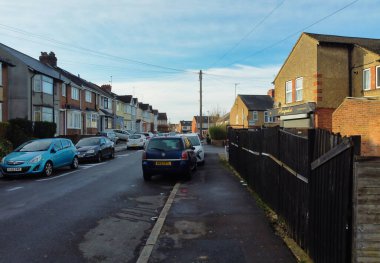 Bulutlu Günbatımında Luton Kasabası Sokak Görünümü 