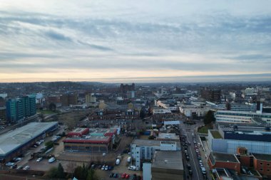 ENGLAND, UK, LUTON - 22ND JANUARY, 2023: Luton Şehir Merkezi 'nin Yüksek Açısı, Modern ve Tarihsel İngiltere Kasabası, Drone View 