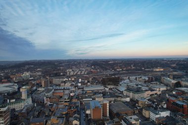 ENGLAND, UK, LUTON - 22ND JANUARY, 2023: Luton Şehir Merkezi 'nin Yüksek Açısı, Modern ve Tarihsel İngiltere Kasabası, Drone View 