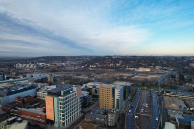 ENGLAND, UK, LUTON - 22ND JANUARY, 2023: Luton Şehir Merkezi 'nin Yüksek Açısı, Modern ve Tarihsel İngiltere Kasabası, Drone View 