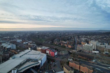 ENGLAND, UK, LUTON - 22ND JANUARY, 2023: Luton Şehir Merkezi 'nin Yüksek Açısı, Modern ve Tarihsel İngiltere Kasabası, Drone View 