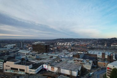 ENGLAND, UK, LUTON - 22ND JANUARY, 2023: Luton Şehir Merkezi 'nin Yüksek Açısı, Modern ve Tarihsel İngiltere Kasabası, Drone View 